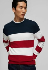 Strickpullover mit horizontalen Streifen in Navy, Weiß und Rot; gerippter Rundhalsausschnitt, Bündchen und Saum; strukturierter Stoff.