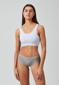 Grijze katoenen bralette met een brede onderband en een ronde halslijn, gecombineerd met grijze boyshorts met kantdetails en golvende randen.