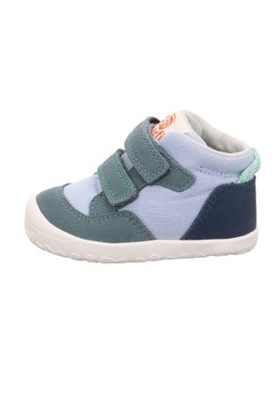 Scarpa alta da bambino in blu e grigio con due cinturini in Velcro cuciti di verde e suola in gomma bianca.