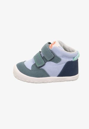 Blau-grauer High-Top-Sneaker für Kleinkinder mit zwei grünen, genähten Klettverschlüssen und weißer Gummisohle.