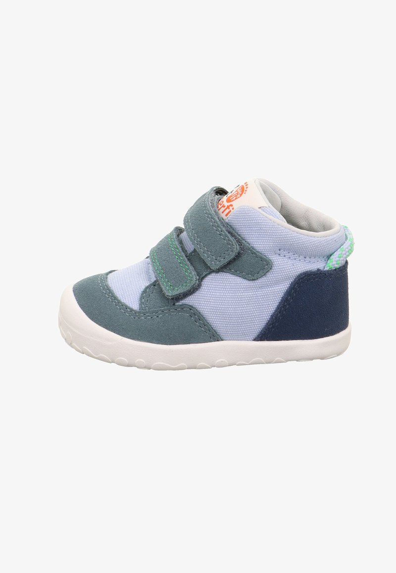 Scarpa alta da bambino in blu e grigio con due cinturini in Velcro cuciti di verde e suola in gomma bianca.