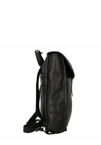 Bolso de hombro de cuero negro con textura suave, perfil delgado, correa ajustable y bolsillo con cremallera en la parte frontal.