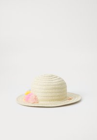 Flettet stråhatt i kremfarge, med rund krone og bred brem. Pyntet med pastellfargede stoffblomster på den ene siden.