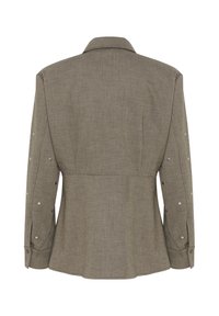 Khaki textuur jack met een getailleerde pasvorm, voorzien van een kraag en lange mouwen versierd met zilveren knopen langs de manchetten.