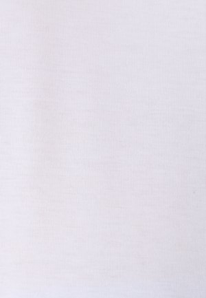 Surface en tissu blanc uni texturé avec un motif subtil de côtes verticales et des plis doux.