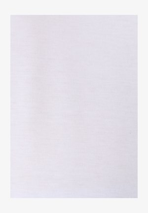 Surface en tissu blanc uni texturé avec un motif subtil de côtes verticales et des plis doux.