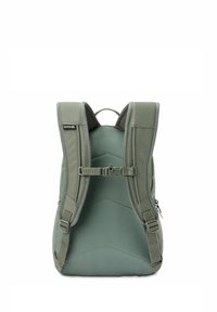 Mochila verde con correas acolchadas, tela texturizada, correa de pecho ajustable y un acento geométrico en la parte posterior. Cuenta con un bolsillo con cremallera.