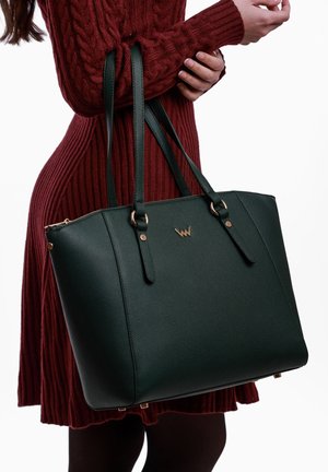 Grüne Leder-Shopper-Tasche mit goldenen Beschlägen, ausgestattet mit doppelten Griffen und einem strukturierten Design. Texturierte Oberfläche mit dezentem Markenlogo.