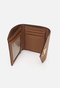 MICHAEL Michael Kors GREENWICH TRIFOLD - Lommebok - vanilla