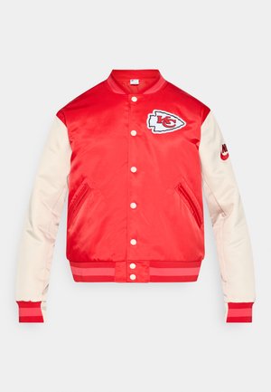 Veste bomber en satin rouge avec manches crème, logo brodé sur la poitrine, boutons-pression, poches latérales et ourlet et poignets côtelés à rayures.