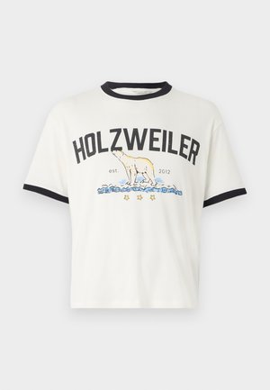 Weißes T-Shirt mit schwarzem Ringerkragen und -ärmeln, ausgestattet mit "HOLZWEILER"-Text, einem Eisbären-Graphic und Sternen in blauen und gelben Akzenten.