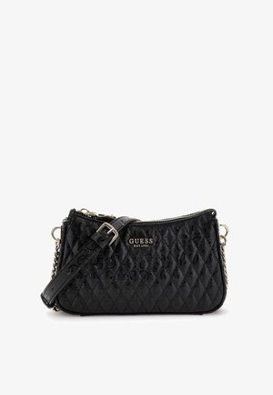 Sac à bandoulière matelassé GUESS noir avec sangle ajustable, quincaillerie argentée et fermeture à glissière, avec motif embossé et logo sur le devant.