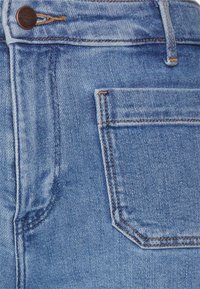 Wrangler FLARE - Calças de ganga à boca de sino - cali blue