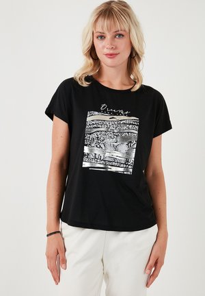 Zwarte t-shirt met korte mouwen, voorzien van een gestructureerde grafische print in zilver en wit, met de tekst "Dromen" en een relaxte pasvorm.