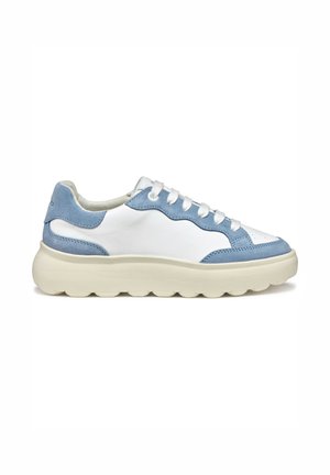 Baskets en cuir blanc avec des accents en daim bleu clair, bout rond, semelle épaisse beige et lacets blancs. Tige texturée avec des détails perforés.