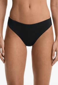 Svarta baddräktsbyxor med en slät, elastisk textur. Har en medelhög design och minimal täckning. Inga synliga mönster eller utsmyckningar.