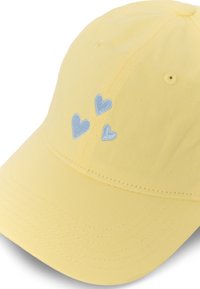 Casquette de baseball jaune avec trois petits cœurs brodés bleu clair sur le panneau avant gauche.