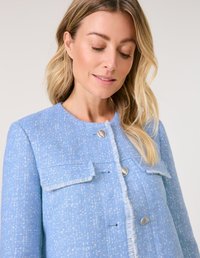 Hellblaues Jacket aus strukturiertem Stoff, mit silbernen Knöpfen und zwei vorderen Taschen mit fransigen Kanten. Gerade geschnittenes Design.