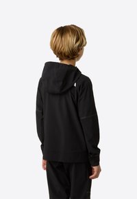 Hanorac negru cu glugă, croială lejeră, realizat dintr-un material moale, cu mâneci cu detalii subtile și vedere posterioară simplă.