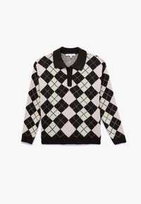 Czarny, biały i różowy sweter dzianinowy w wzór argyle, z długimi rękawami, ciemnym kołnierzem oraz trzema guzikami na plince przy szyi.
