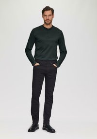 s.Oliver BLACK LABEL MIT REISSVERSCHLUSS AUS MERCERISIERTER  - Langarmshirt - tannengrün