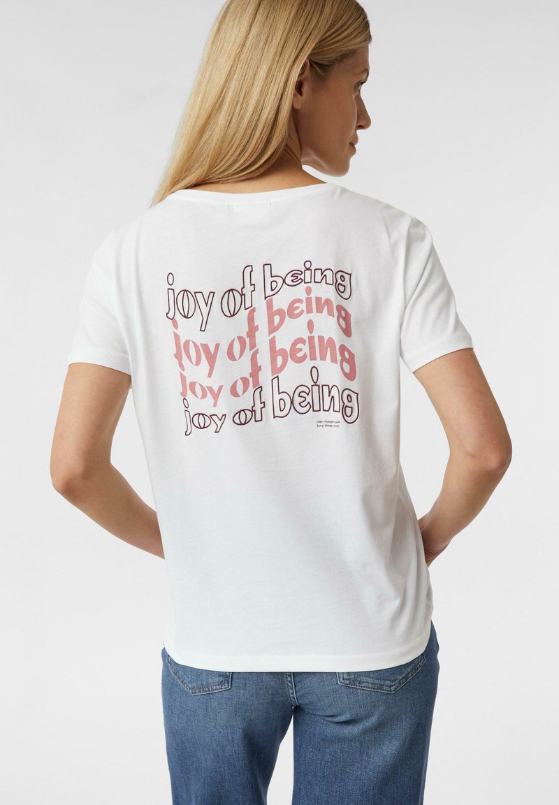 Weißes Baumwoll-T-Shirt mit einem mehrfarbigen "Freude am Sein"-Grafik auf der Rückseite, in verschiedenen Schriftgewichten und -stilen. Klassischer Rundhalsausschnitt.