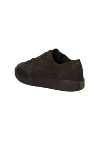 Sneaker bassa in suede marrone scuro con suola in gomma, lacci frontali e punta texturizzata, mostrata da un'angolazione tre quarti posteriore.