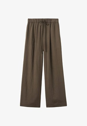 Pantalones marrones de corte holgado con textura de rayas verticales sutiles, cintura elástica y cierre de cordón frontal.