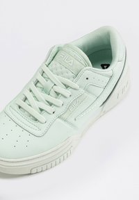 Miętowe sneakersy z gładkiej skóry, z perforowanym noskiem, białą podeszwą i płaskimi sznurowadłami. Posiadają wytłoczone logo na języku i boku.