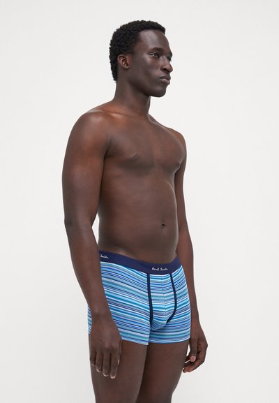 Un caleçon bleu avec un motif à rayures horizontales, doté d'une taille en marine. Fabriqué en tissu doux, sa coupe ajustée accentue la silhouette.