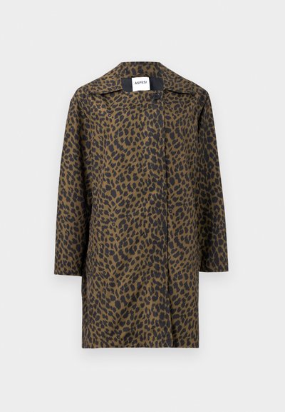 Μακρύ παλτό με τύπωμα λεοπάρ σε καφέ και μαύρο χρώμα, με γιακά και ένα ορατό κουμπί στο λαιμό, με ετικέτα "ASPESI" στο εσωτερικό.