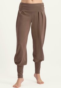 Braune Caprihosen mit einem breiten Bund, Falten in Hüfthöhe und schmalen Bündchen; glatte Textur, aus weichem, dehnbarem Stoff gefertigt.