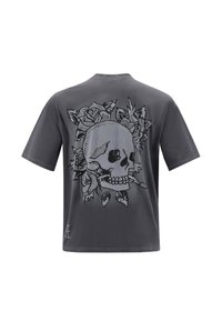 Camiseta gris de manga corta con un gran diseño de calavera negra rodeada de rosas en la parte posterior, hecha de un tejido suave y texturizado.