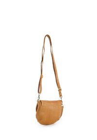 Lysebrun lædertaske med justerbar rem og klaplukning, vist hængende mod en hvid baggrund.