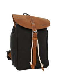 Zaino in tela nera con patta in pelle marrone, spallacci regolabili, due tasche laterali e chiusura centrale con cordino.