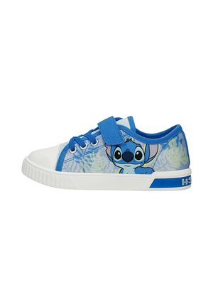 Niebieskie dziecięce trampki z nadrukiem postaci Stitch, białym noskiem, niebieskimi sznurowadłami i paskiem na rzep na białej podeszwie z niebieskim akcentem.