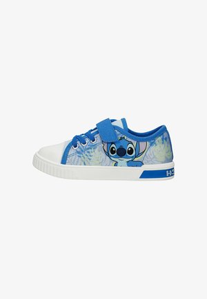 Niebieskie dziecięce trampki z nadrukiem postaci Stitch, białym noskiem, niebieskimi sznurowadłami i paskiem na rzep na białej podeszwie z niebieskim akcentem.