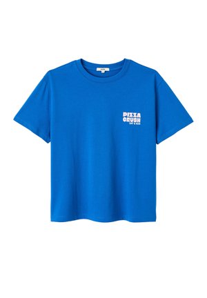 T-shirt bleu à manches courtes avec texte blanc "PIZZA CRUSH SAT & SUN" sur le côté gauche de la poitrine, col rond, design simple.