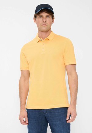 Kortærmet polo shirt i lys gul bomuld med en treknap lukning, ribbet krave og subtil branding på fronten.