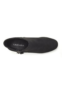 Botín de ante negro hasta el tobillo con punta afilada, que presenta un cierre lateral decorativo y una textura suave. El interior muestra la marca "LASCANA."