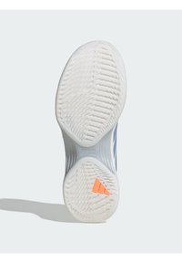 Σόλα παπουτσιού με λευκή υφή από καουτσούκ και σχέδιο ψαροκόκκαλο, γκρι λεπτομέρειες και πορτοκαλί τριγωνικό λογότυπο με την επιγραφή "TORSION SYSTEM".