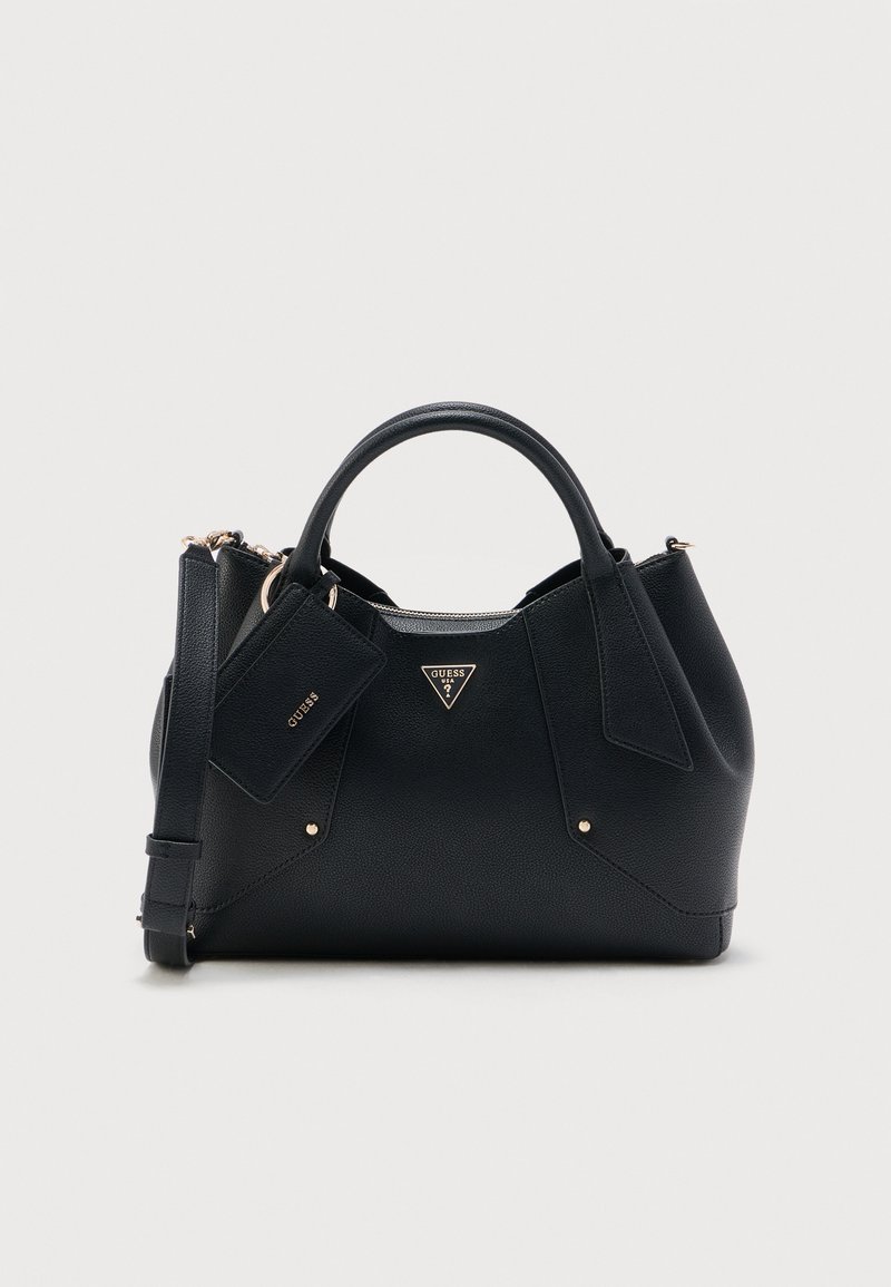Μαύρη τσάντα από δέρμα με υφή, με διπλές λαβές, αποσπώμενο ιμάντα ώμου και προσαρτημένη ετικέτα με το λογότυπο της Guess στο μπροστινό μέρος.
