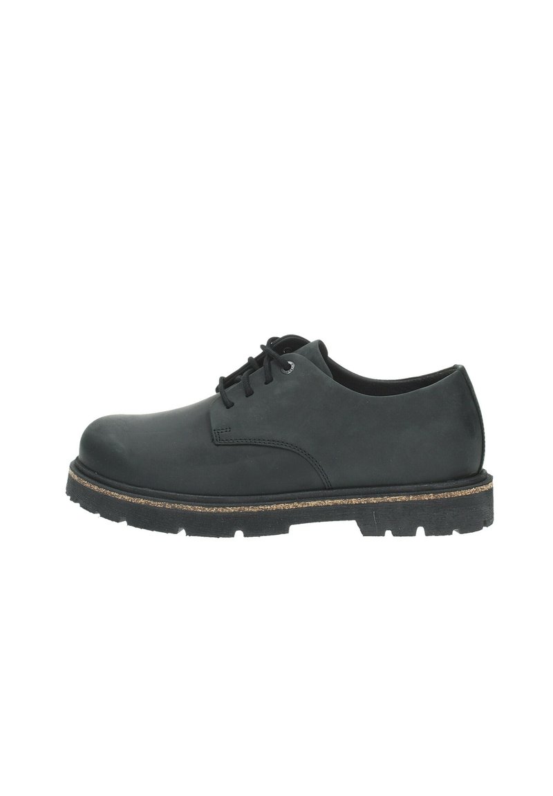 Scarpa in pelle nera con punta rotonda, design con lacci, suola in gomma spessa e un accento in sughero texturizzato lungo il bordo della suola.