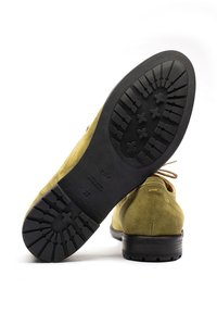 Olivgrüne Wildlederschuhe mit Gummisohle, die ein gemustertes Profil aufweist, rundem Zehenbereich und flachem Schnürdesign. Größe 37.