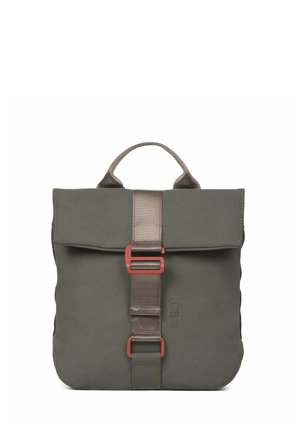Mochila verde oliva con correa marrón y hebilla roja en el frente, asa superior única y cierre con solapa plegada.