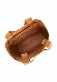 Béžová taška přes rameno s hladkou texturou, vybavená kapsou na zip a textilními popruhy. Vnitřek je prostorný s několika přihrádkami.