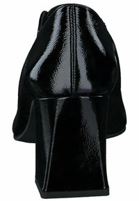 Botines negros de tacón con acabado brillante y en charol. Tacón cuadrado, textura suave y detalle de costura sutil en la parte trasera.
