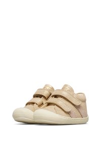 Zapatos para toddlers texturizados en dorado con dos correas de Velcro, punta redondeada y suela de goma beige; presentan franjas en tono rosa claro en los lados.