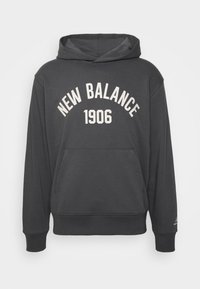 Sudadera con capucha de color gris oscuro, hecha de tela suave, que cuenta con un bolsillo delantero, puños acanalados y un gráfico arqueado en blanco que dice "NEW BALANCE 1906".