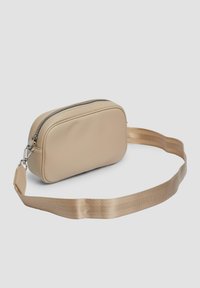 Borsa a tracolla in ecopelle beige con una chiusura a zip, forma rettangolare e una finitura liscia e strutturata; dotata di una larga tracolla in satin.